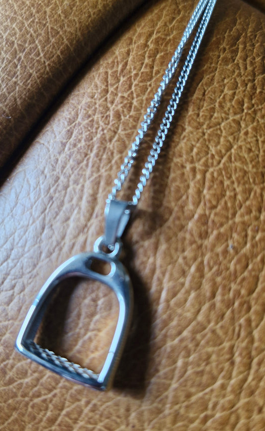 Chantilly Stirrup Necklace Silver